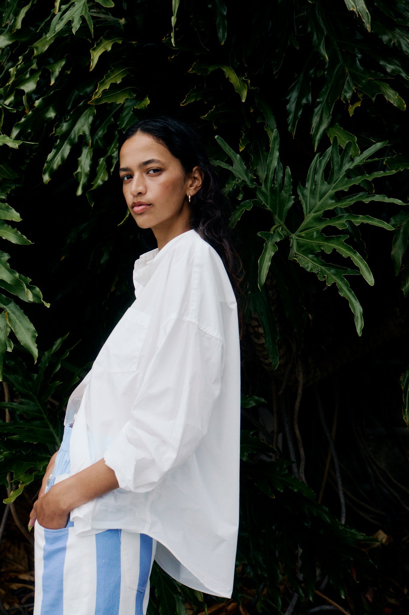 White cotton button-up shirt outfit inspiration for casual everyday styling
